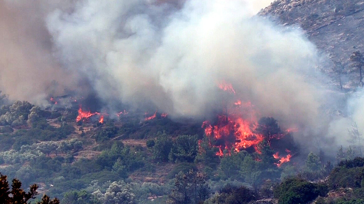 Υπό μερικό έλεγχο η πυρκαγιά στη βιομηχανική περιοχή της Πάτρας
